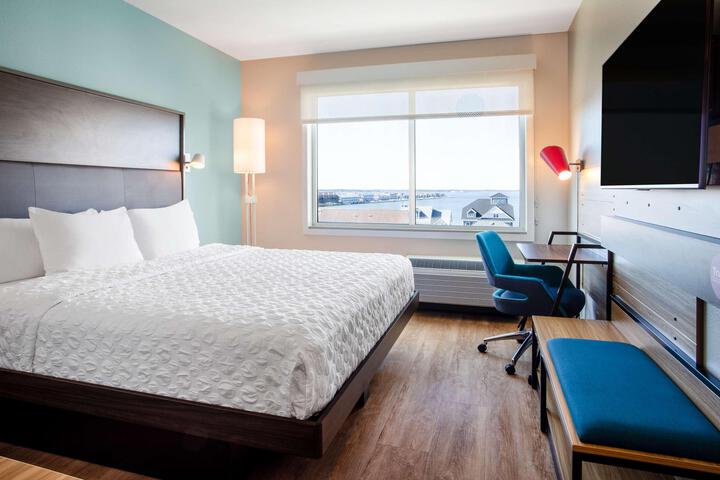 1 King Bed (5 of 7)