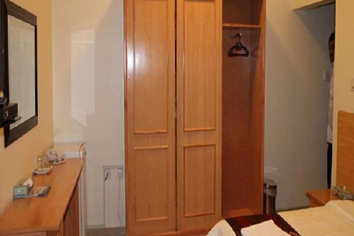 Room 8 of 16