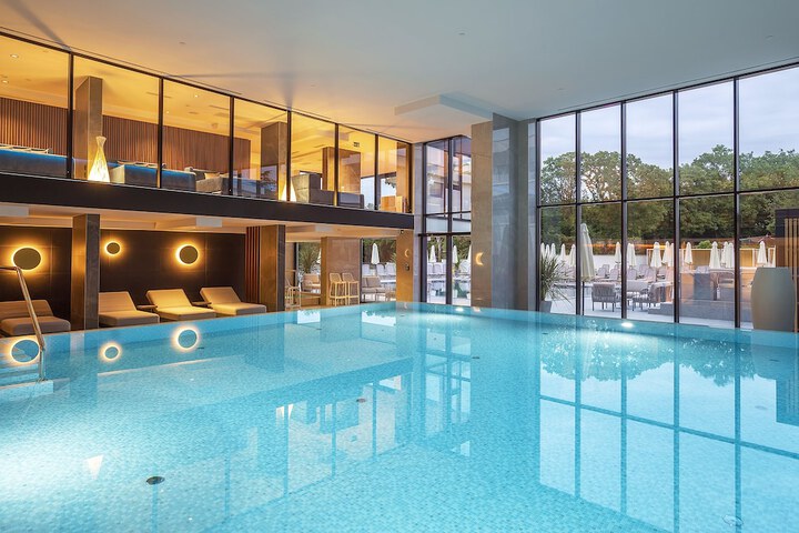 Pool 40 of 77