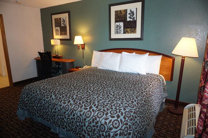 1 King Bed (2 of 13)