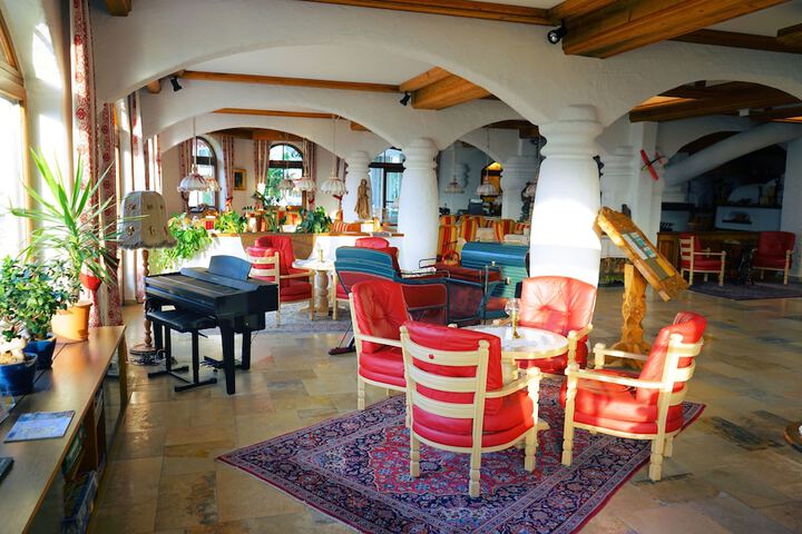 Lobby lounge
