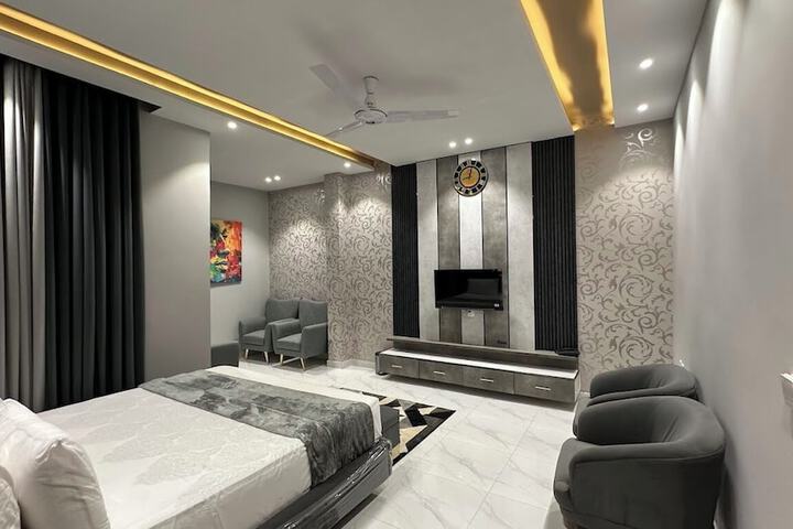Room 5 of 20
