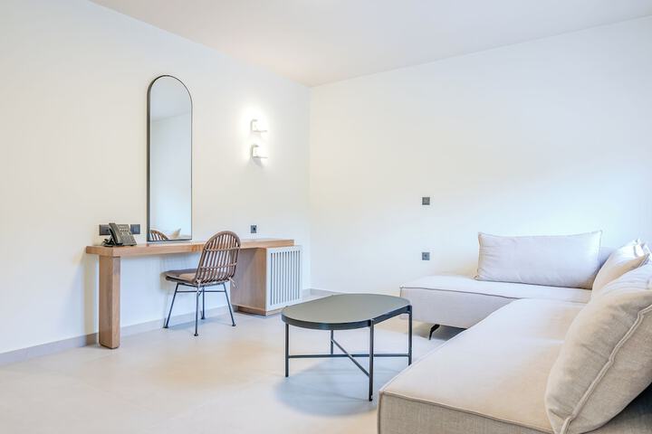 Room 34 of 160