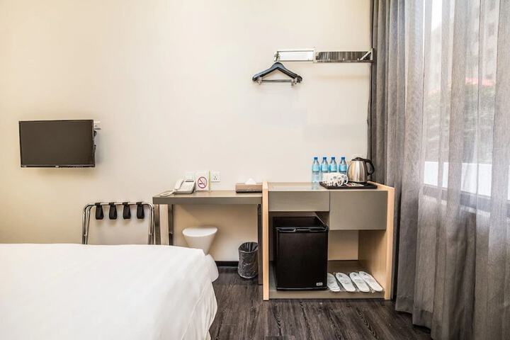 Room 105 of 171