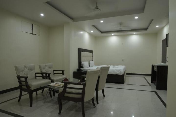 Hotel Paradise by WB INN