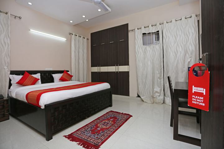 Room 8 of 16