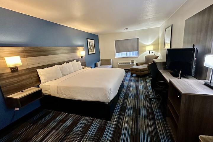 1 King Bed (3 of 7)