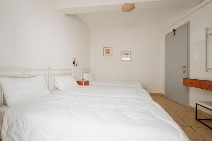 Room 4 of 6