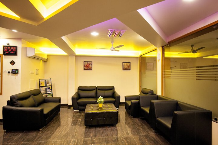 Lounge 33 of 43