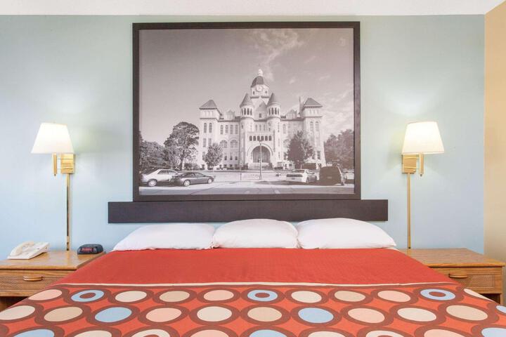 1 King Bed (4 of 8)