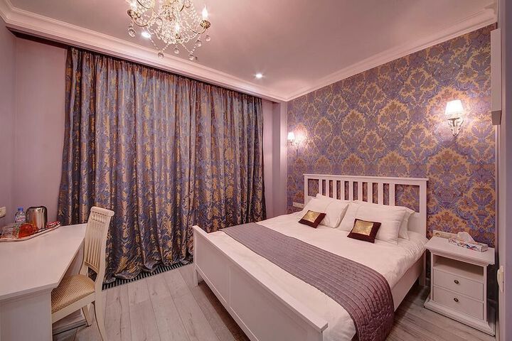 Room 6 of 10