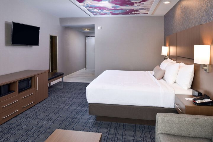 1 King Bed Sofa Bed Microwave and Refrigerator WiFi Full Breakfast (2 of 19)