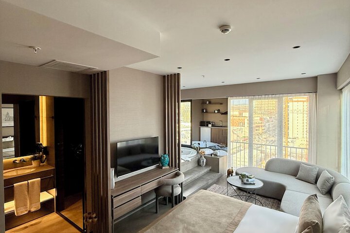 Room 34 of 104
