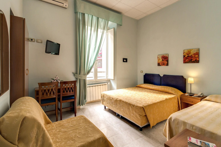 Room 6 of 9