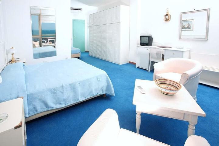Room 4 of 48