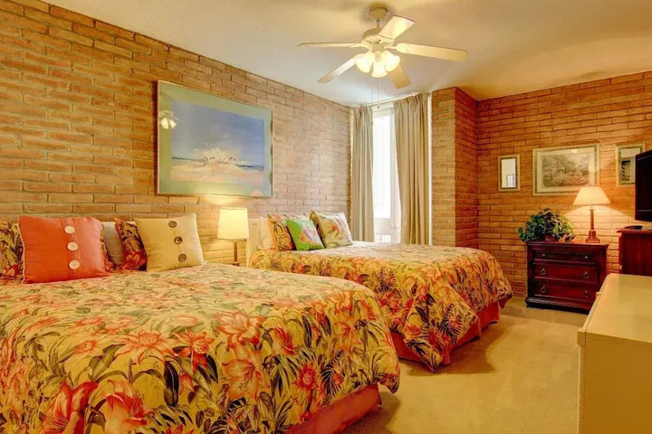 Room 4 of 16