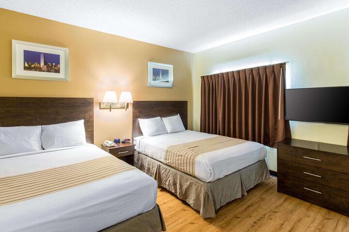 2 Queen Beds (2 of 20)