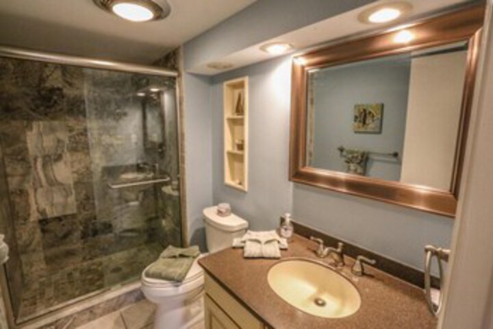 Room 6 of 18