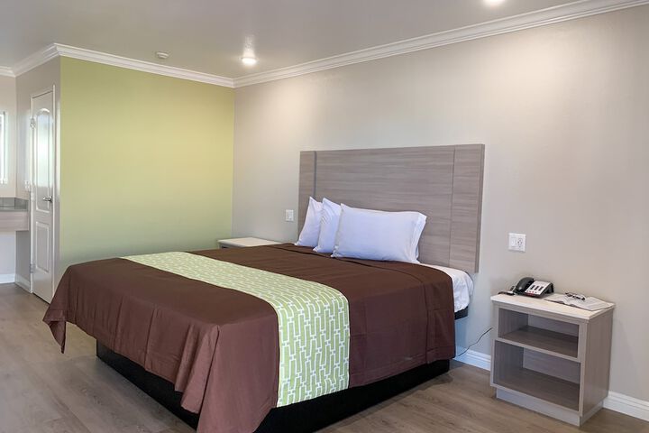Comfort Room 1 King Bed (16 of 24)