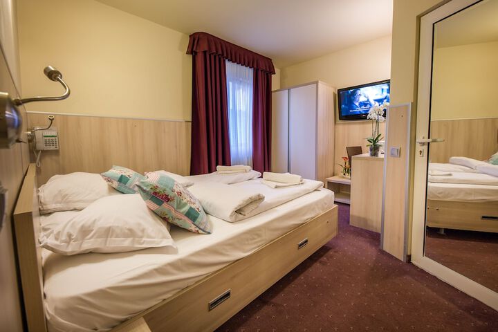 Room 17 of 38