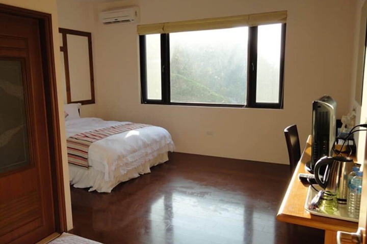 Room 5 of 12