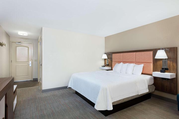 1 Queen Bed (2 of 13)