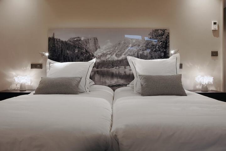Room 25 of 48