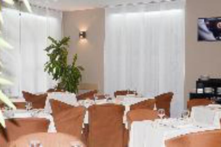 Dining 5 of 23