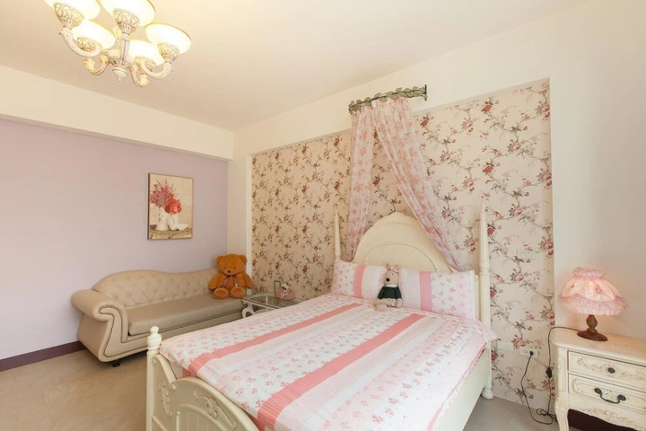 Room 6 of 12