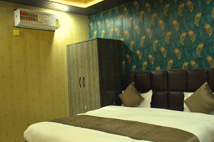 Room 7 of 25