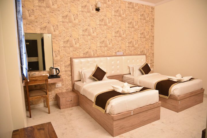 Room 11 of 28