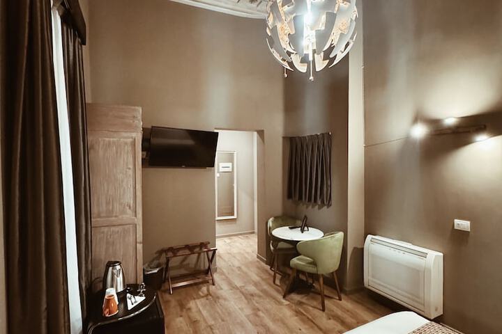 Room 6 of 42