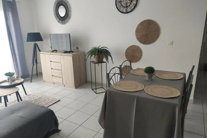 Room 8 of 12