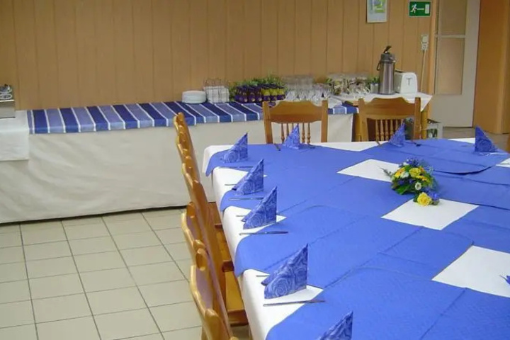 Dining 3 of 8