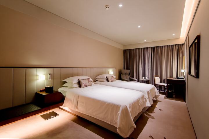 Room 4 of 40