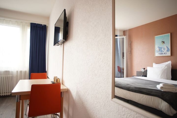Room 13 of 83