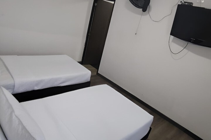 Room 9 of 33