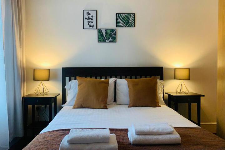 Spacious 2 BR Near Central Line – 12 Min to Center