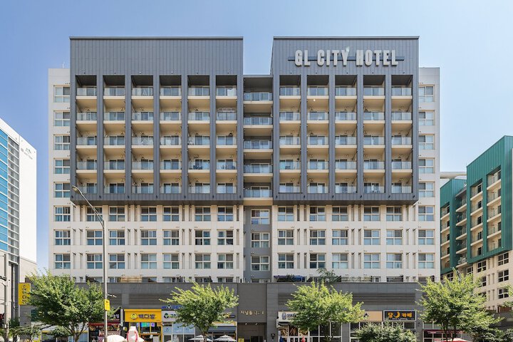 Hotel Exterior 16 of 19