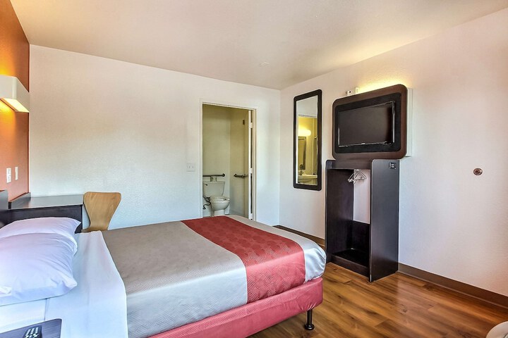 Queen Bed Accessible (8 of 10)