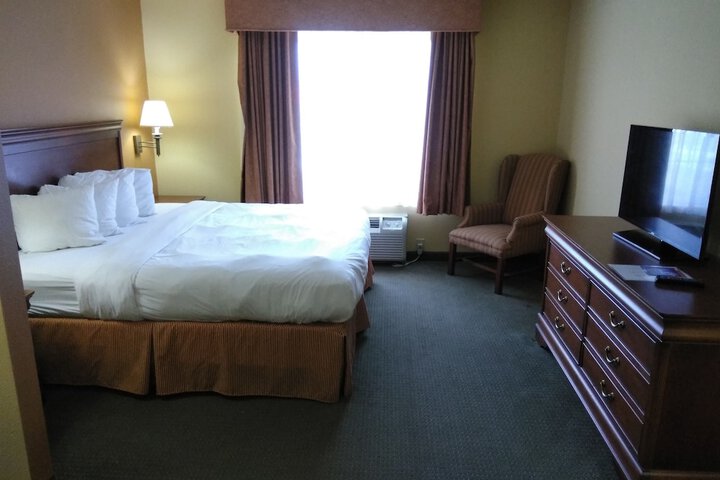 1 King Bed (4 of 15)