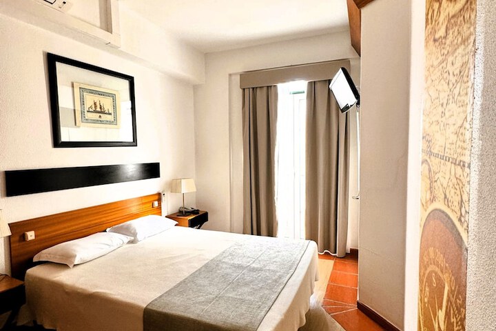 Room 6 of 28