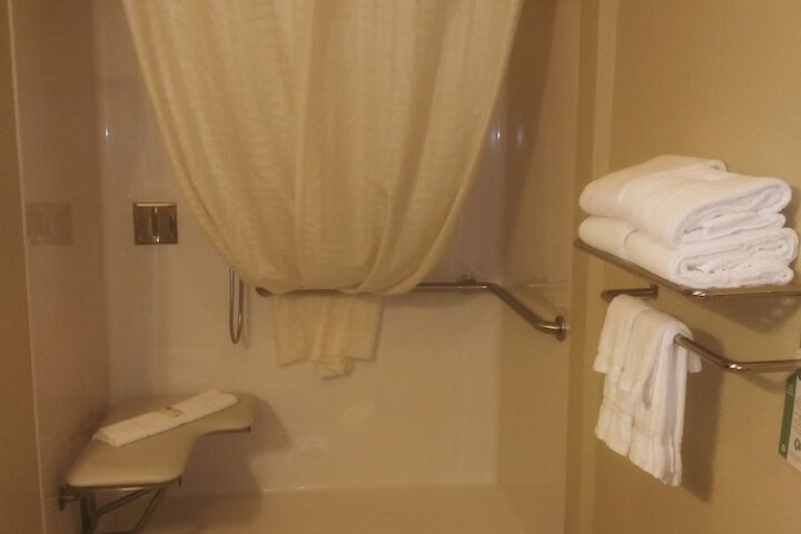 2 Queen Beds (2 of 8)