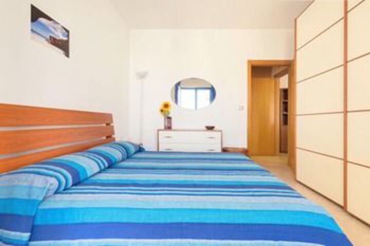 Room 7 of 12