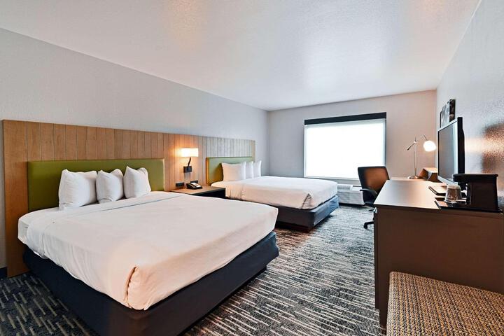 2 Queen Beds (5 of 6)