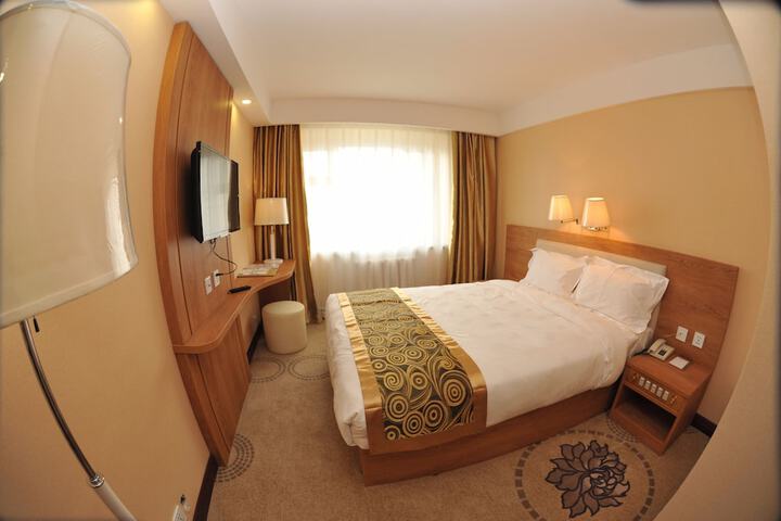 Room 6 of 28