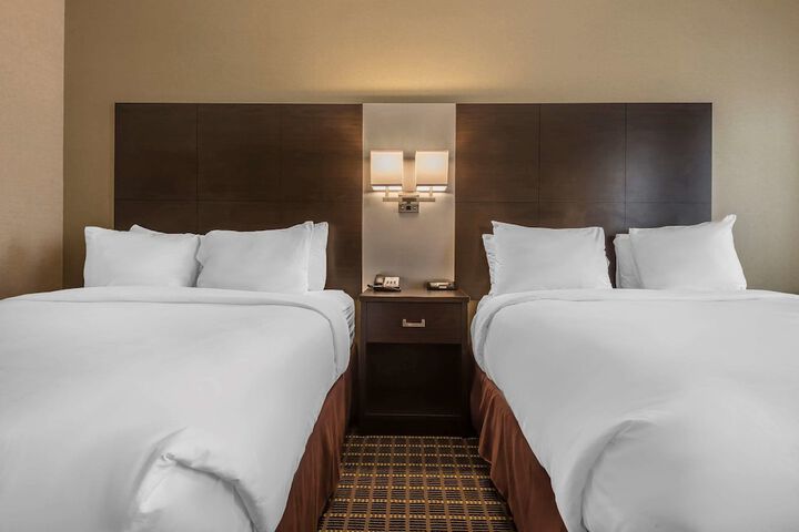 2 Queen Beds (12 of 17)