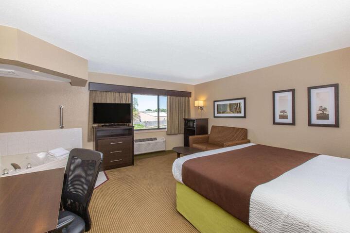 1 King Bed Deluxe Mobility Accessible (4 of 25)