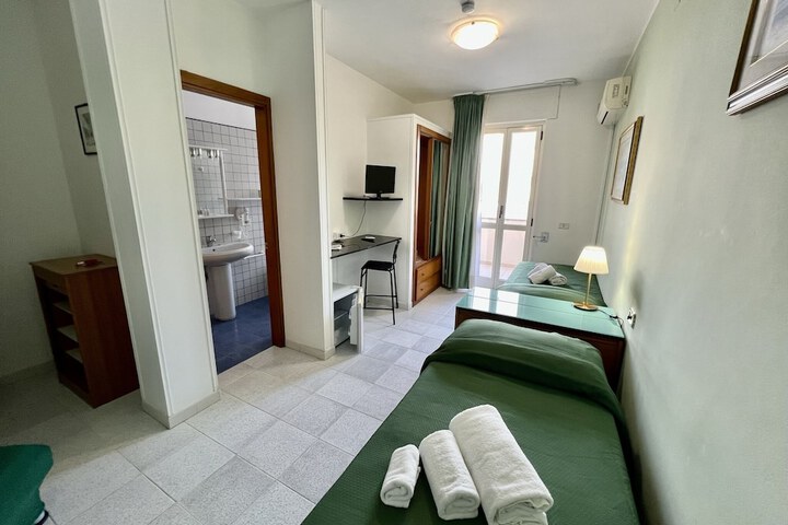 Room 13 of 32