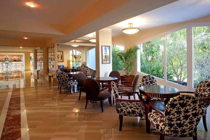 Lounge 105 of 129